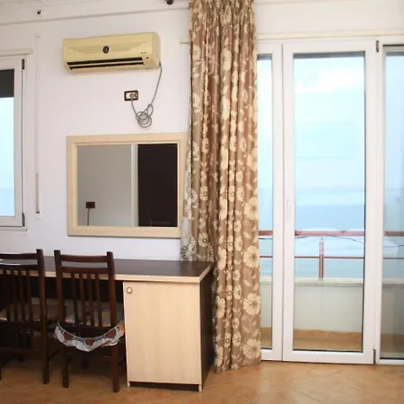 Edurres Beachfront Studio 5 Apartmanhotel Durrës